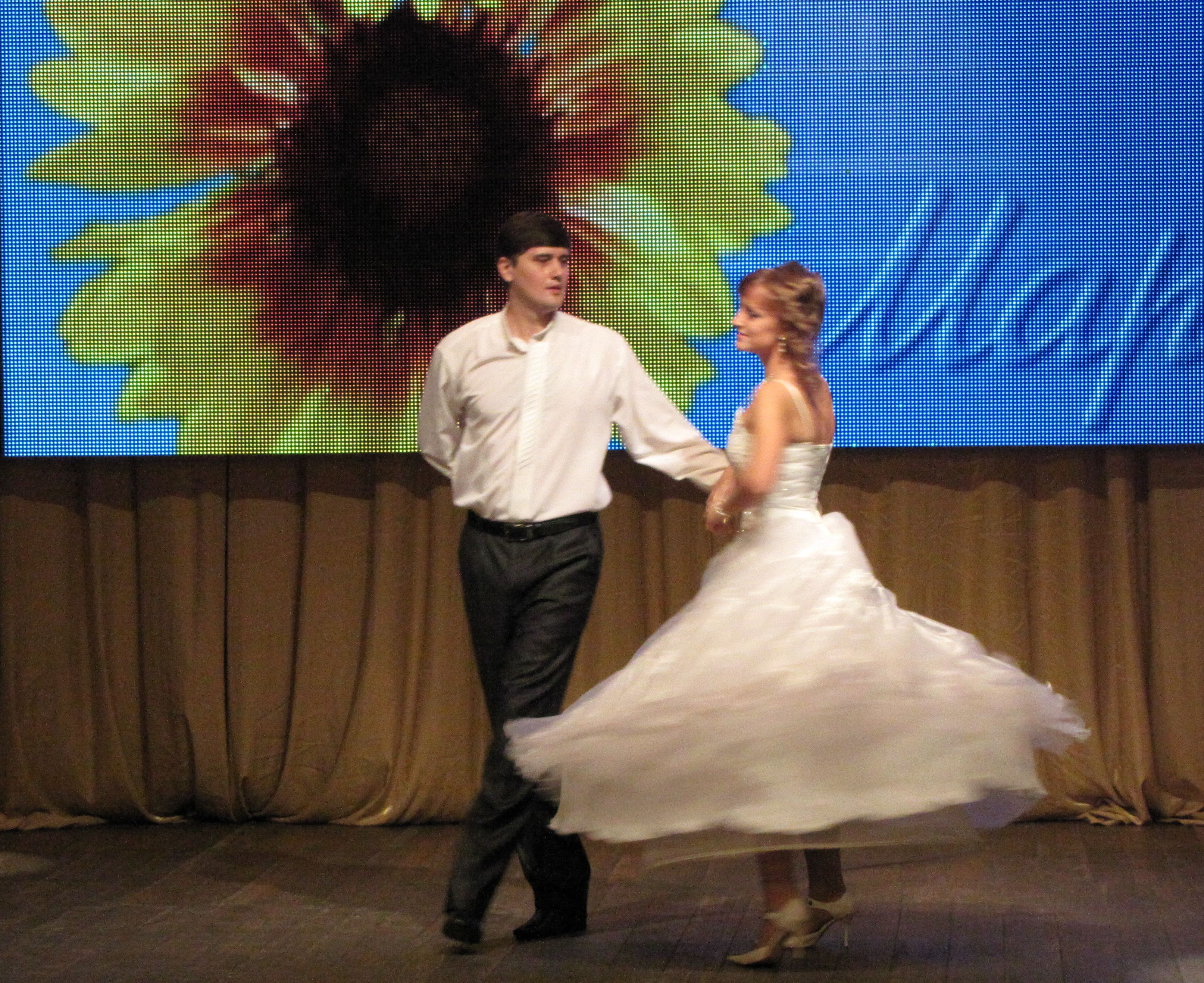 Танец на бис исполняют победители конкурса «Мисс и Мистер «КрасКом» в номинации «Зрительская симпатия» Березин Александр и Олеся Рябушкина. Александр работает в Управлении автоматизации, Олеся - в отделе организационно-документационного обеспечения.