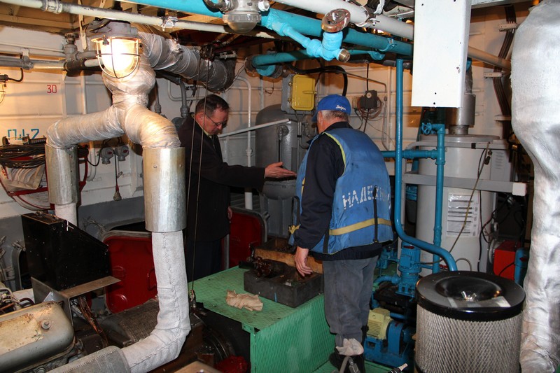 Начальник отдела по охране труда и промышленной безопасности Анатолий Сырвачев ведет досмотр рабочих мест в  машинном отделении «Надежного»