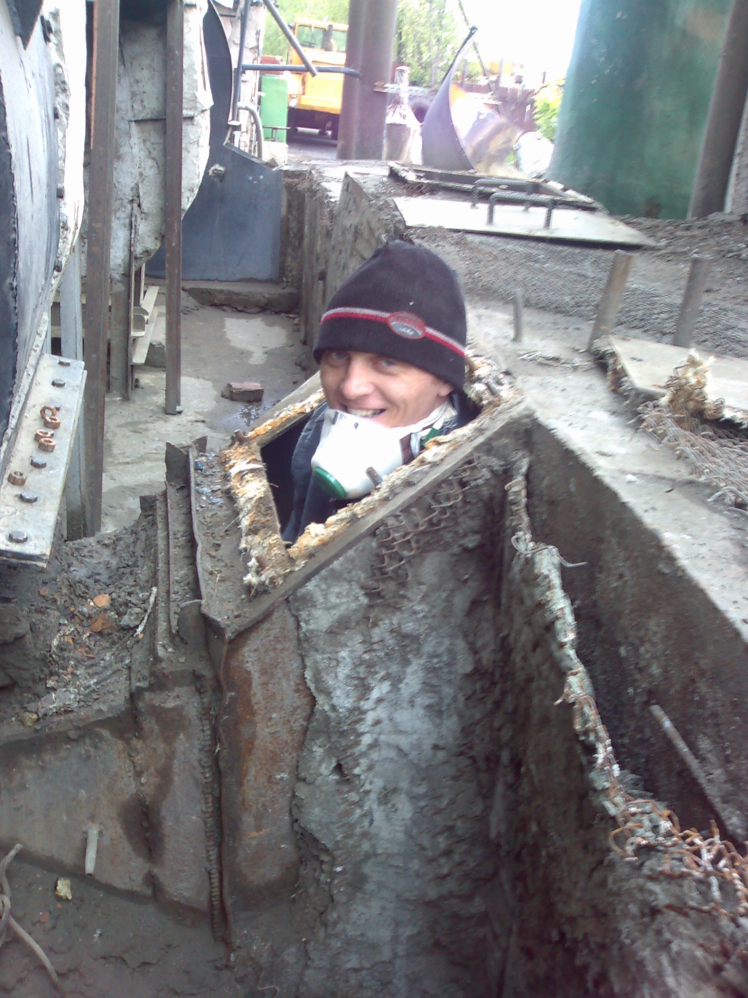  Во время остановки котельных почистили и отремонтировали работающие круглый год дымовые трубы и систему шлакозолоудаления.