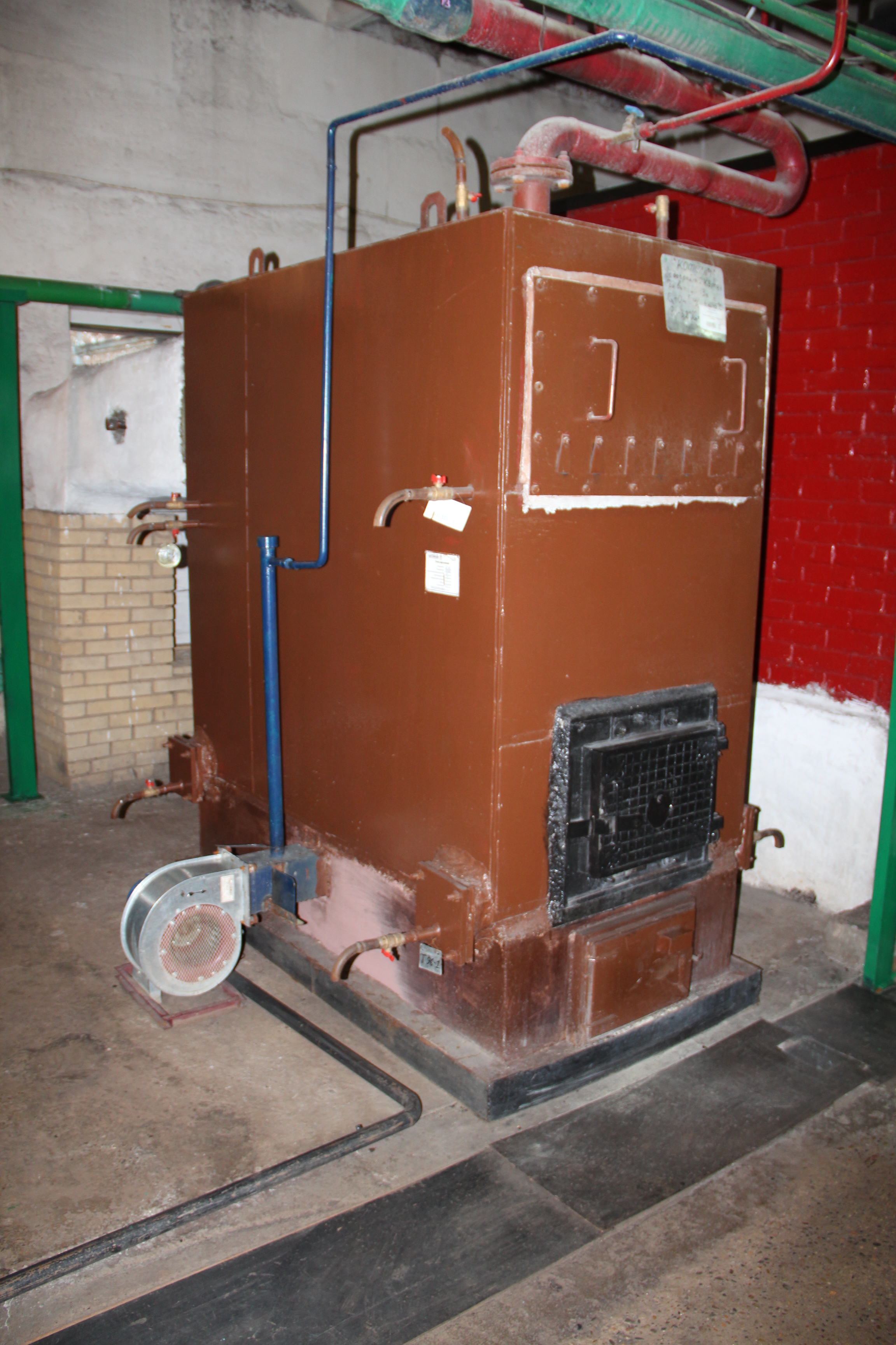 Мал котёл,  да дорог. В отопительный период котельная в пер. Косой обеспечивает теплом и горячей водой сотни жителей двухэтажных домов и десятки офисных и производственных помешений, расположенных на набережной реки Кача в районе Центрального рынка.