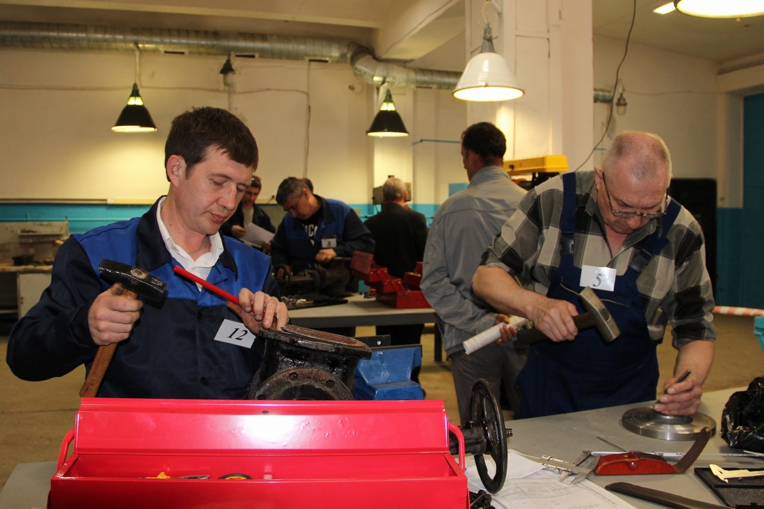 Мастерство слесарей Цеха водопроводных сооружений Леликов А.Г. (12) и Абрамом А.В. (5) ежедневно проходит испытание на красноярских водозаборах.