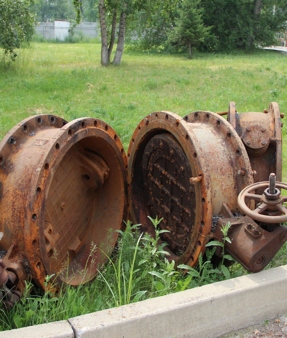 В рамках первого этапа до конца недели мы заменим на водозаборе три затвора диаметром 800 мм, прослуживших по тридцать лет, чтобы в субботу слесаря занимались исключительно ремонтом насосов, двигателей и другого электротехнического оборудования.